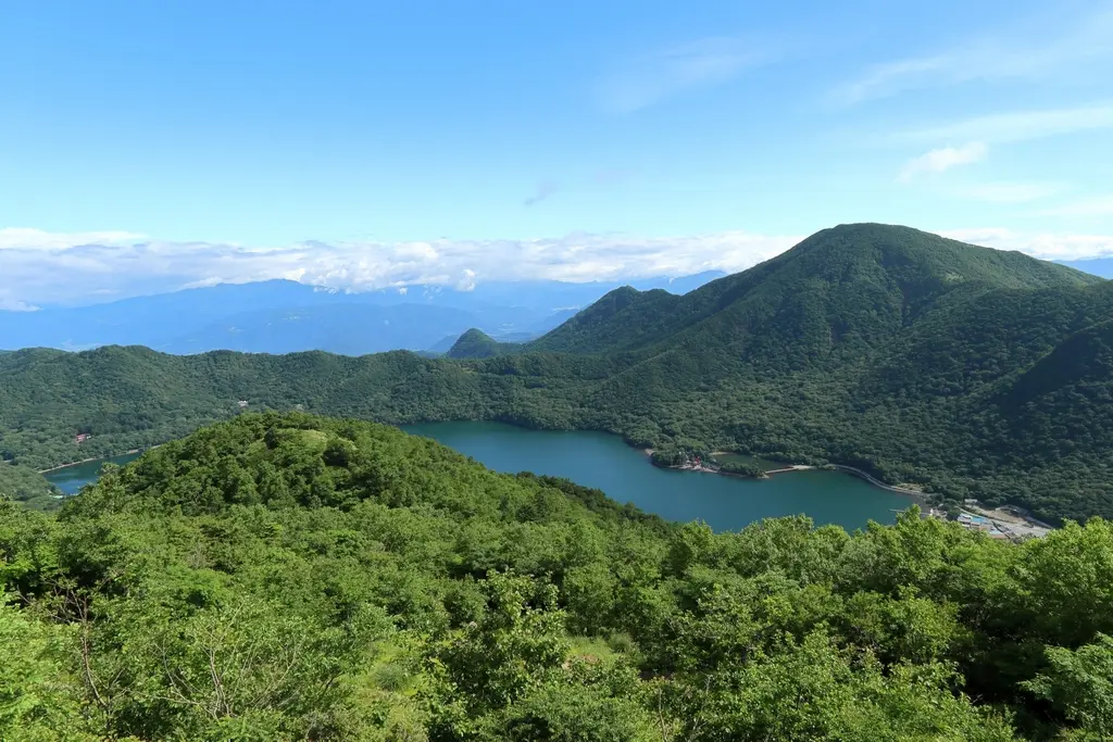 赤城山黒檜山の登山道と大沼の景色