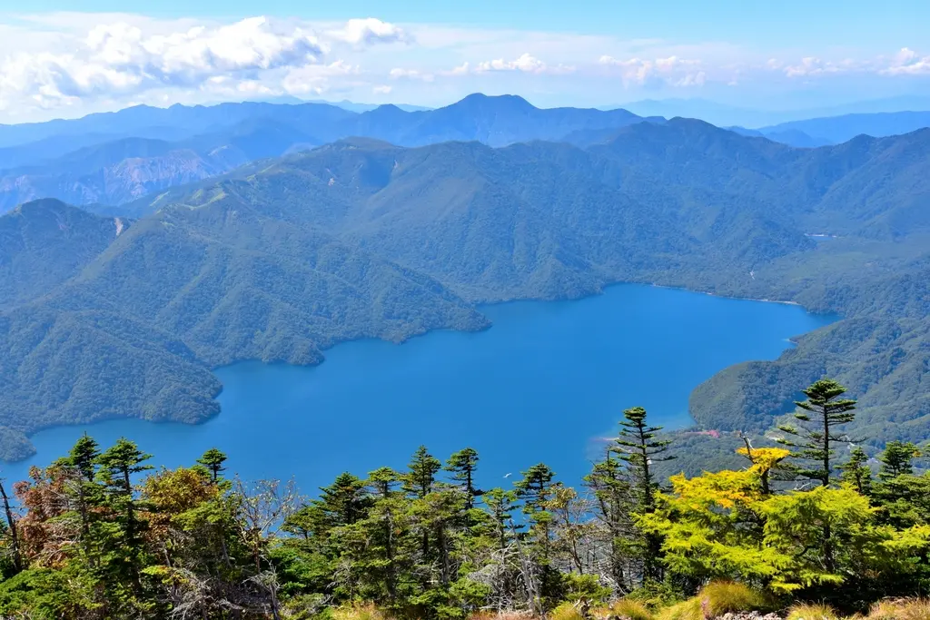 男体山の雄大な山容と中禅寺湖