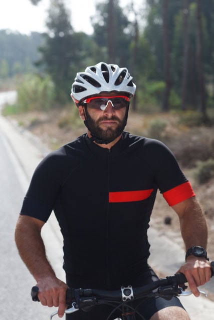 サイクリング中の男性