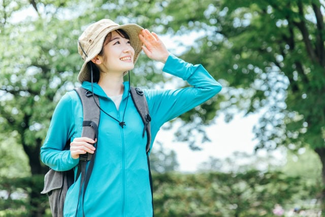 トレッキングを楽しむ女性