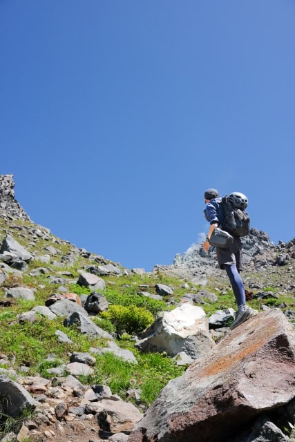 登山をする男性