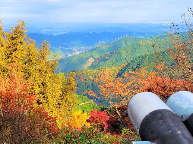 御岳山から奥多摩の紅葉を望む