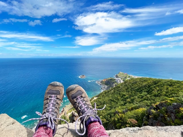 青空と海と登山靴