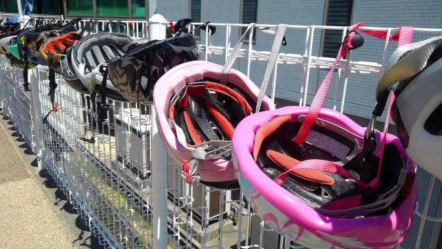 干してあるヘルメット