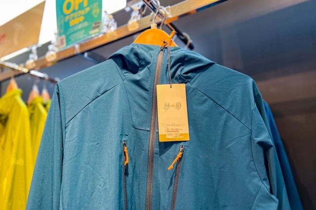 登山ショップのレインウェア