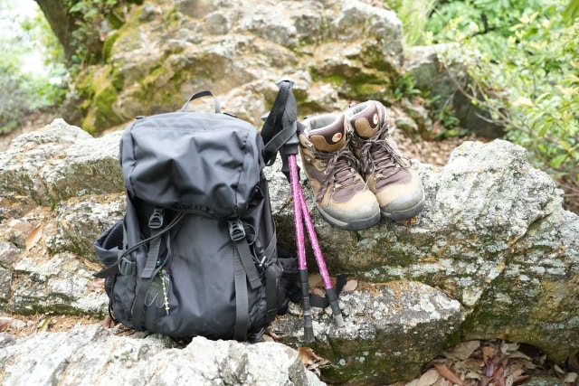 トレッキングポールと登山靴