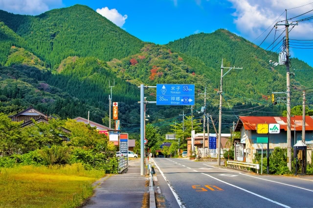 山あいの道路表札