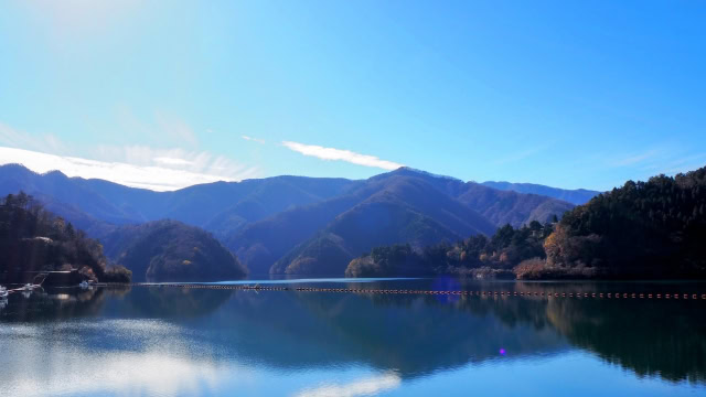 奥多摩湖湖畔の風景