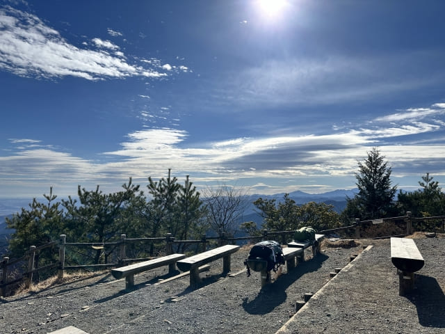 日の出山山頂 朝日は登ってしまった