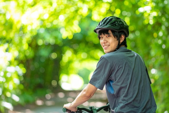 サイクリングする人