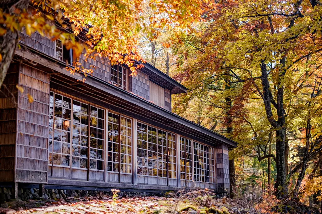 イタリア大使館別荘から望む中禅寺湖と男体山