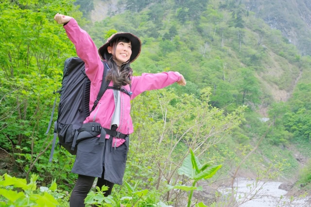 登山を楽しむピンクジャケットの女性