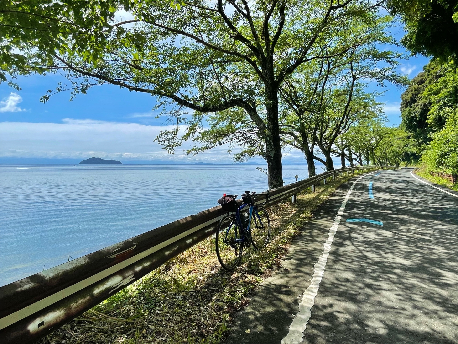 ビワイチサイクリングの美しい琵琶湖畔