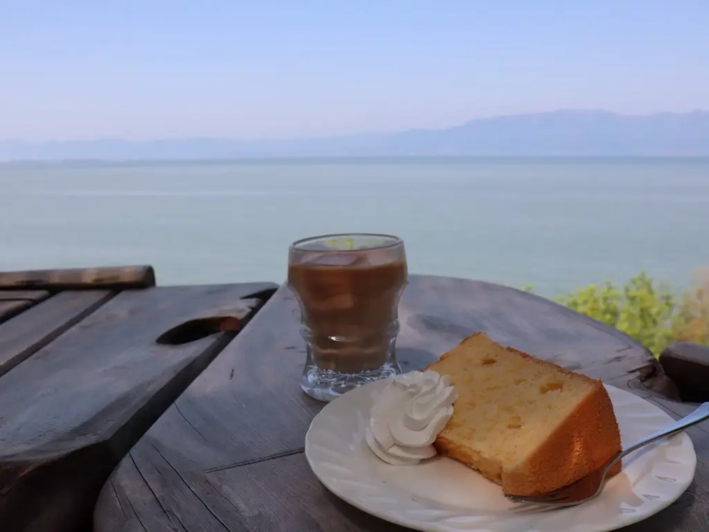 シャーレ水ヶ浜の湖岸
