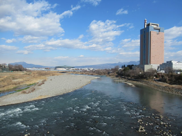 群馬県庁と利根川