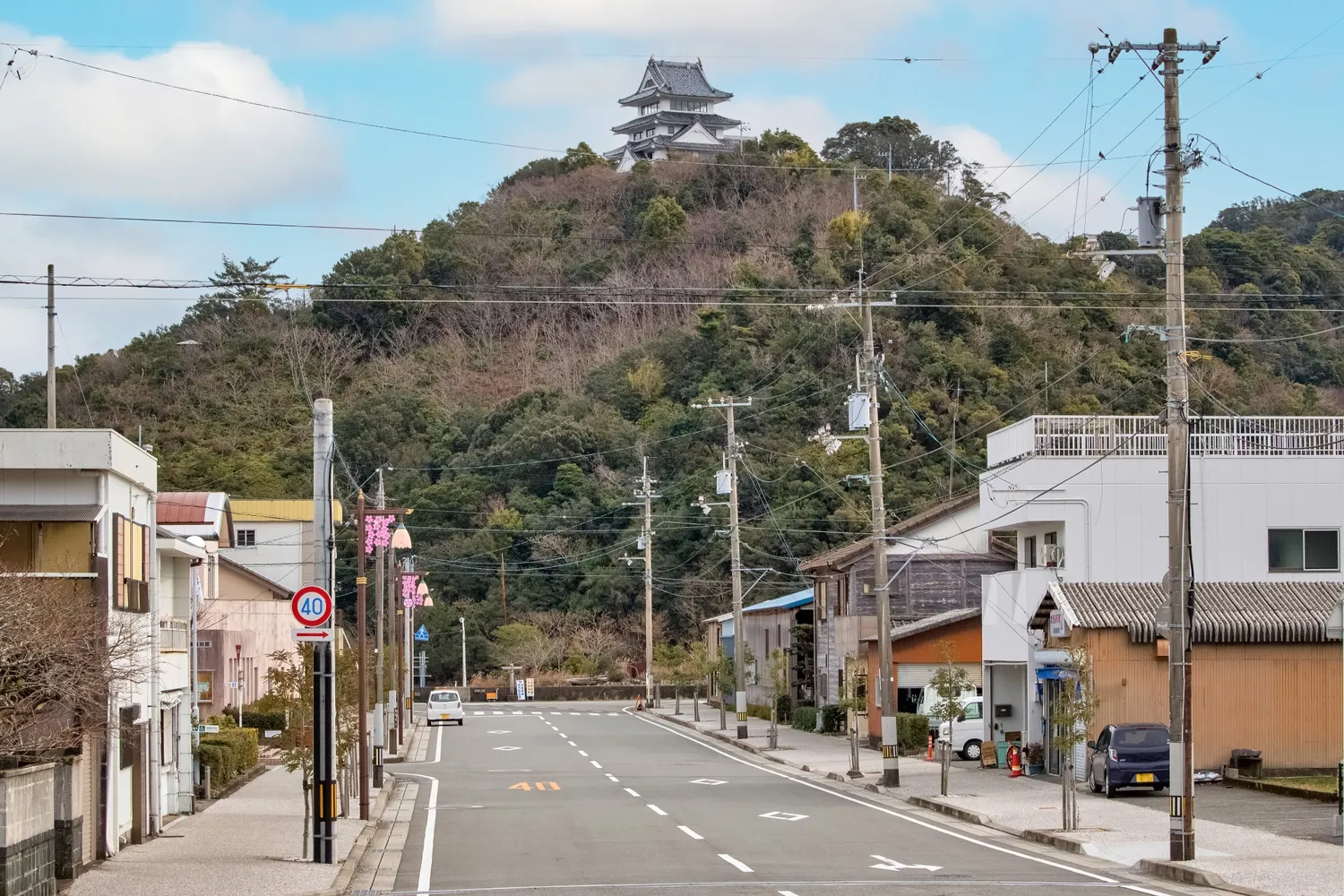 美波町・日和佐駅前から望む日和佐城