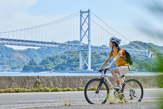 しまなみ海道にてサイクリングを楽しむ女性