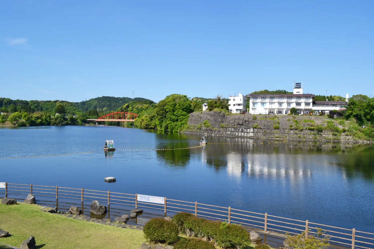 亀山湖の静かな湖畔
