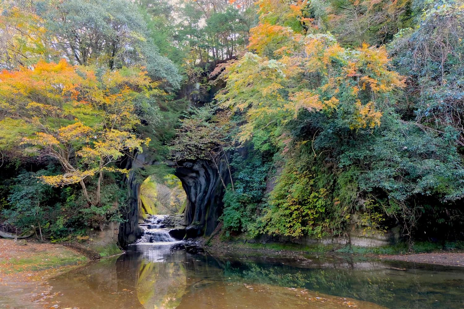 濃溝の滝・亀岩の洞窟