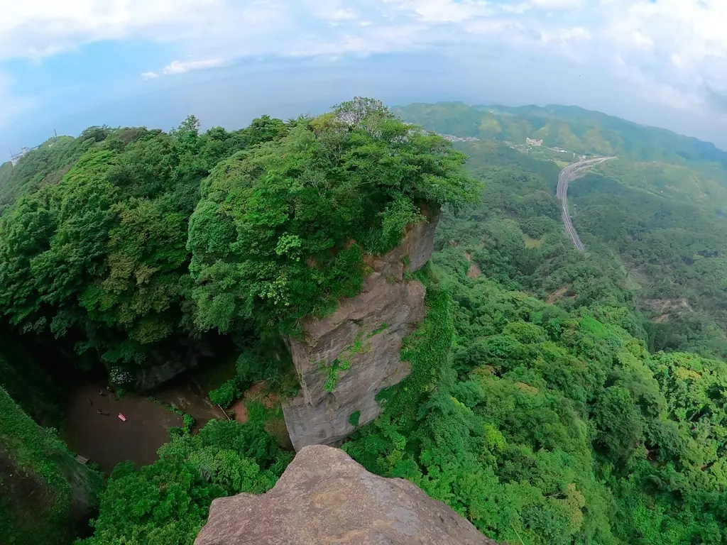 鋸山地獄のぞきの断崖絶壁
