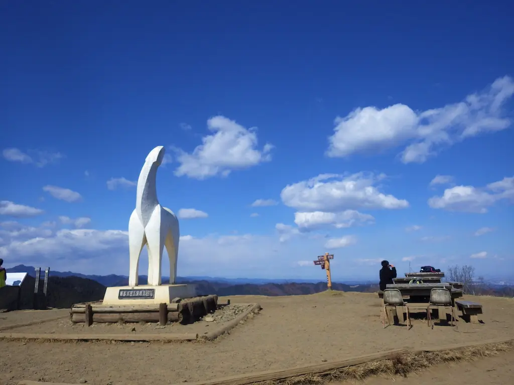 陣馬山山頂の白馬像