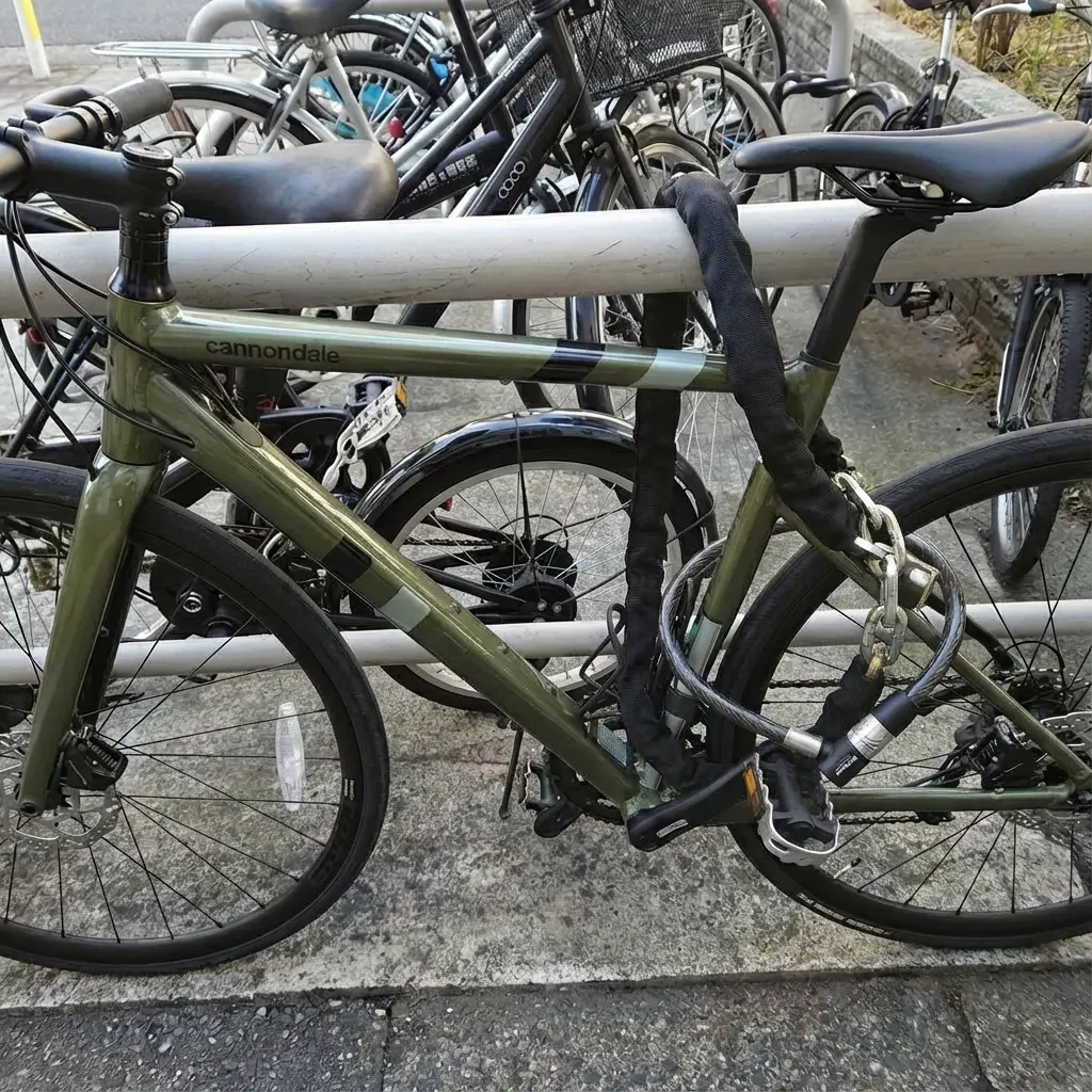 U字ロックとワイヤーロックで2ロック（ダブルロック）されている自転車