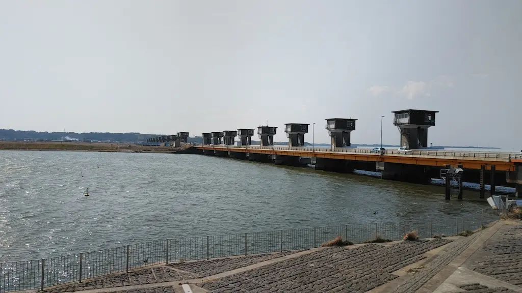 利根川河口堰の壮大な景観