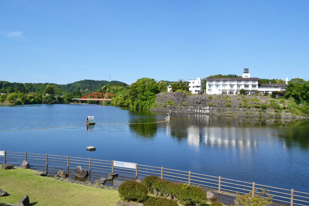 亀山湖畔のボートハウスと公園