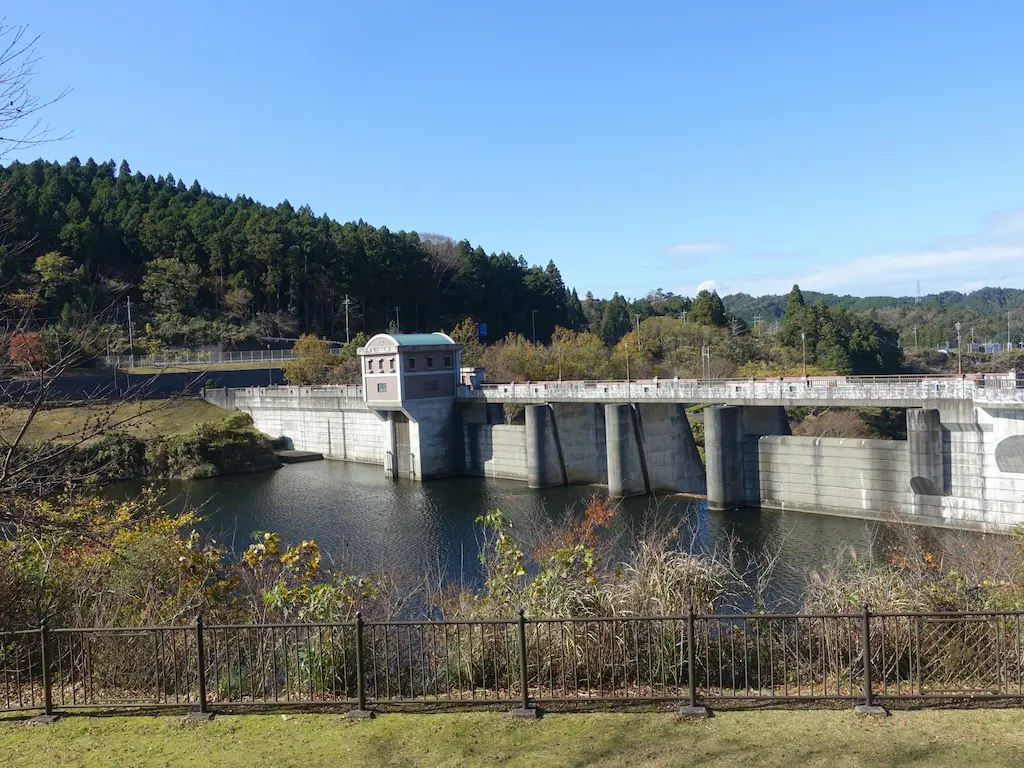 片倉ダムと笹川湖の景観
