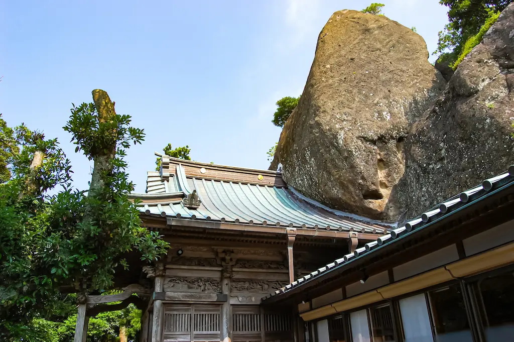三石山観音寺の本堂と両湖展望