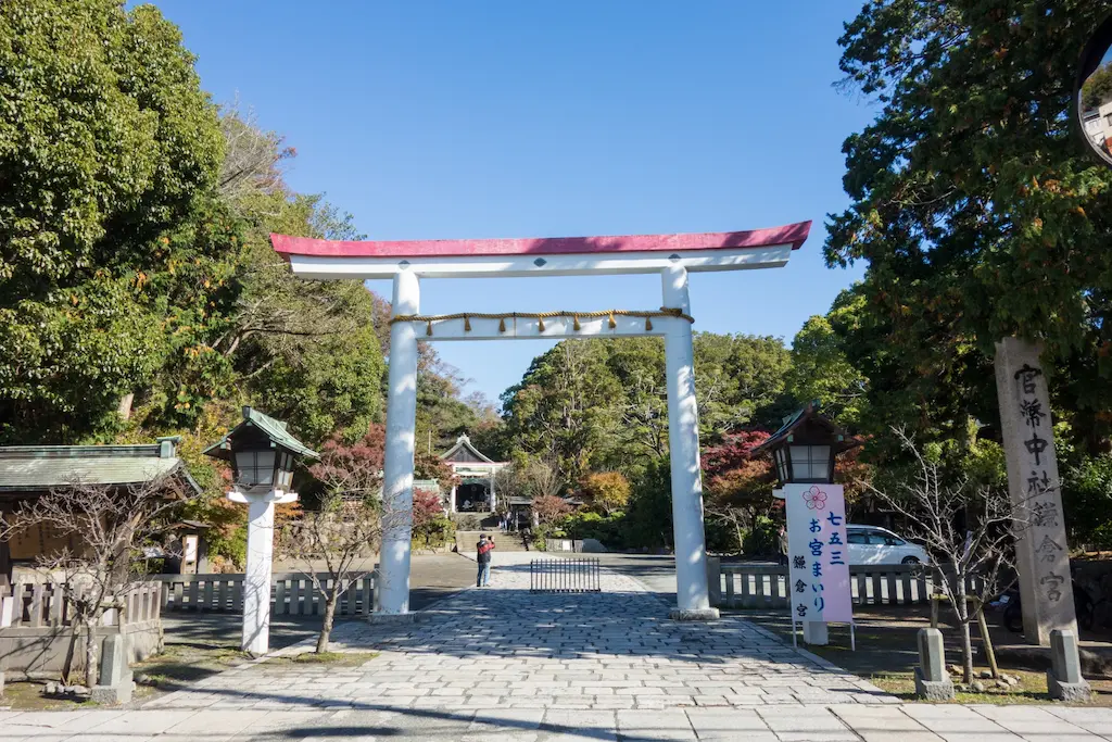 鎌倉宮の境内とバス停