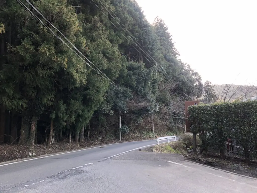 県道への登り坂
