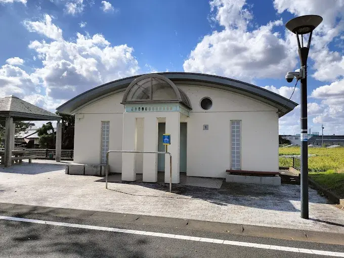 雨引休憩所と周辺の自然豊かな風景