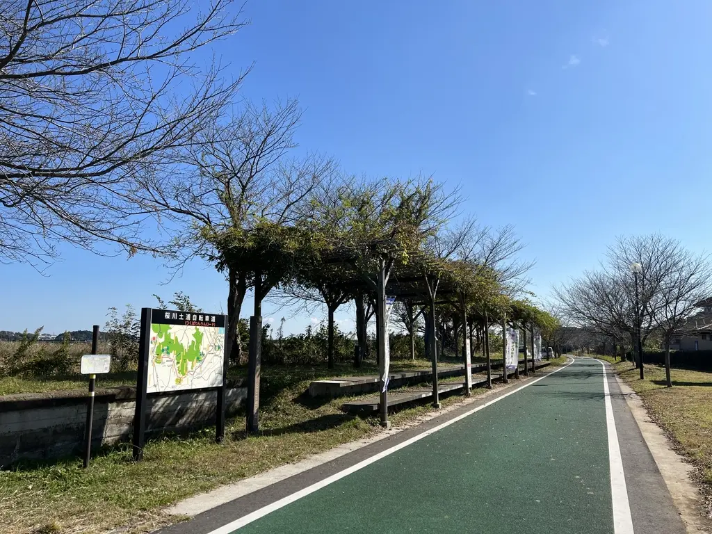 虫掛休憩所の建物とベンチ