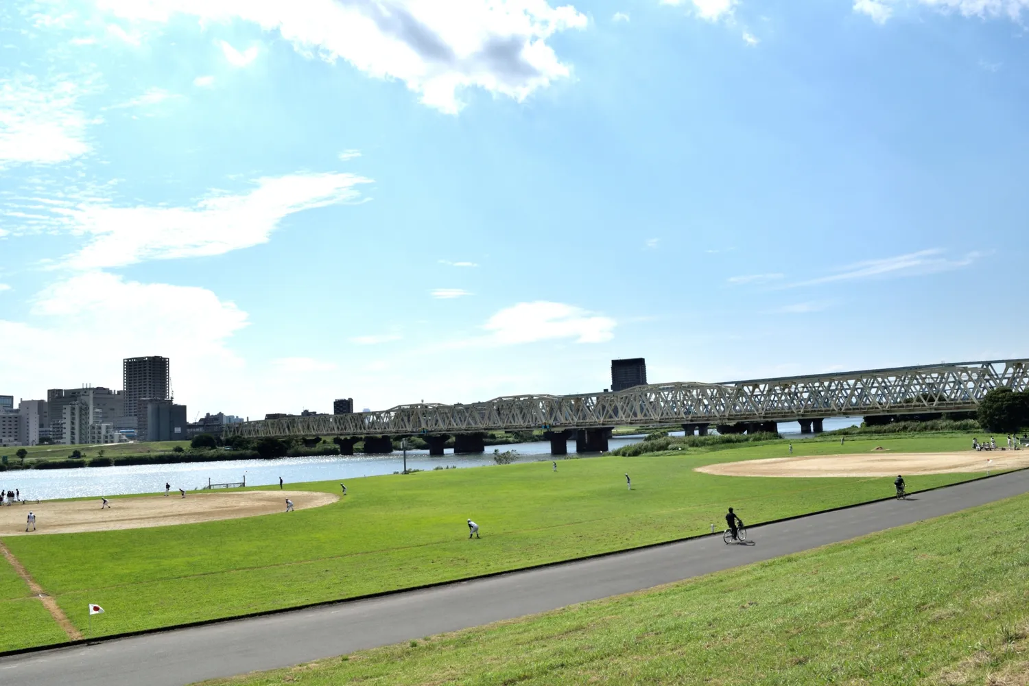 荒川サイクリングロードを走行するサイクリスト（東武伊勢崎線荒川橋梁方面）
