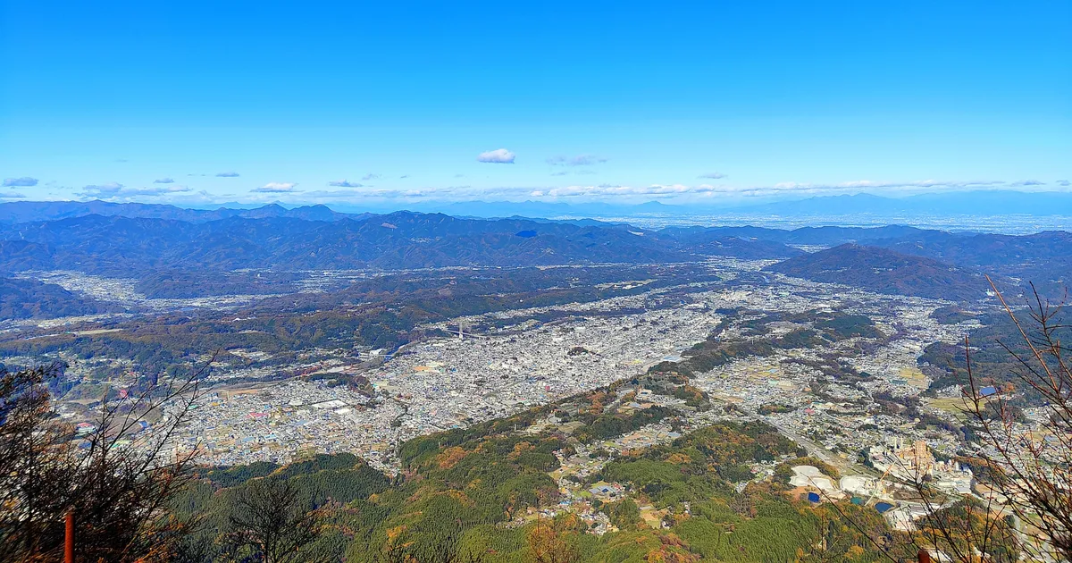 武甲山の山頂から見下ろす秩父盆地の街並み