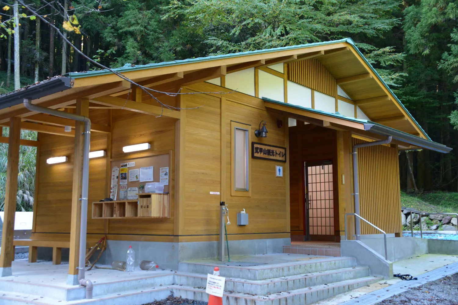 一の鳥居の武甲山観光トイレ