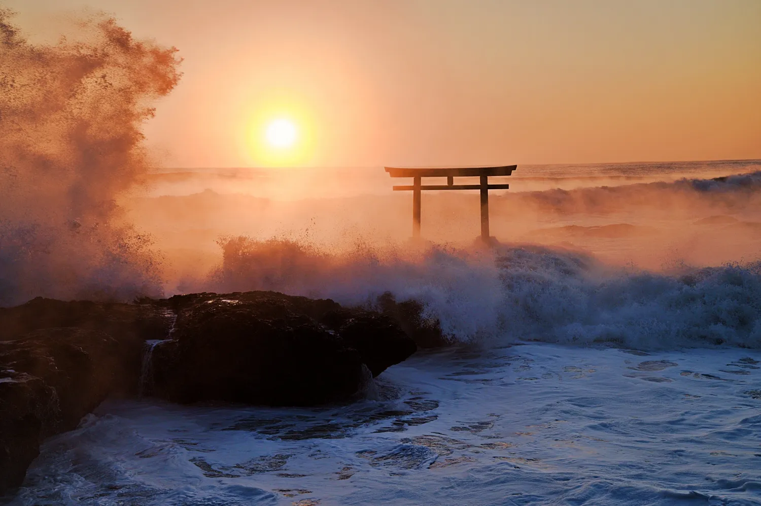 海中に立つ神磯の鳥居