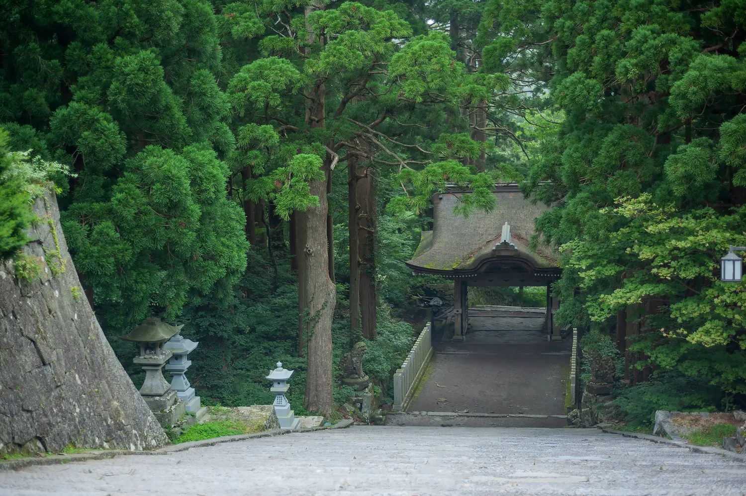 大神山神社奥宮へ続く石畳参道と神門