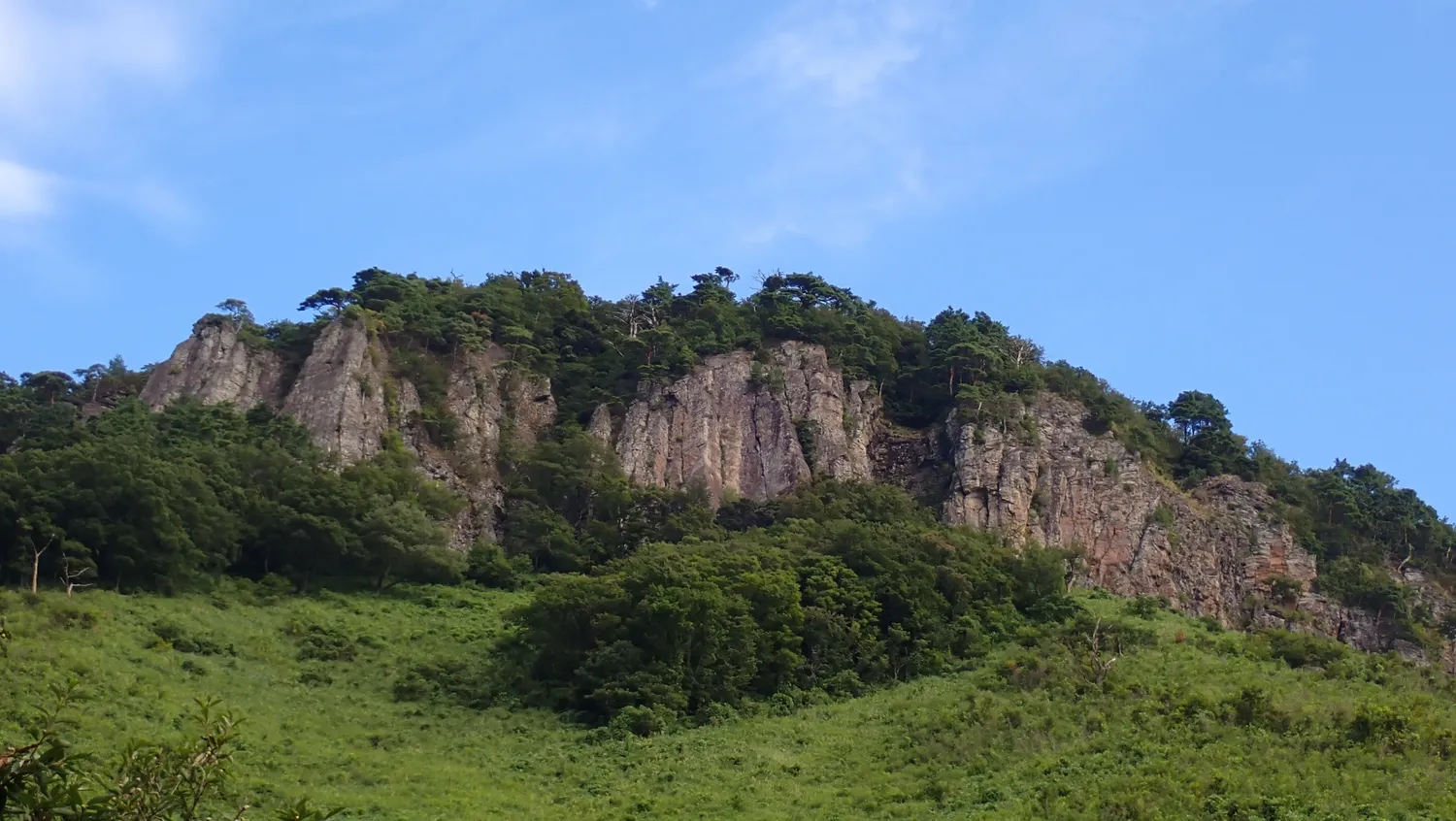 屏風のような柱状節理の岩壁が連なる船上山