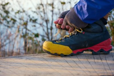 登山靴の紐を結んでいるところ