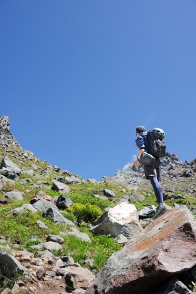 登山をする男性