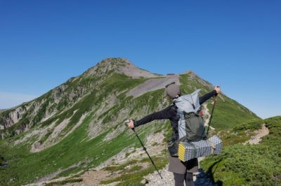 笠ヶ岳と女性