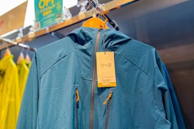 登山ショップのレインウェア