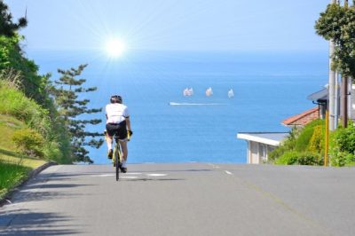 ロードバイクでサイクリングする人