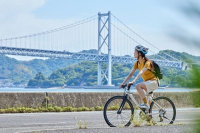 しまなみ海道にてサイクリングを楽しむ女性