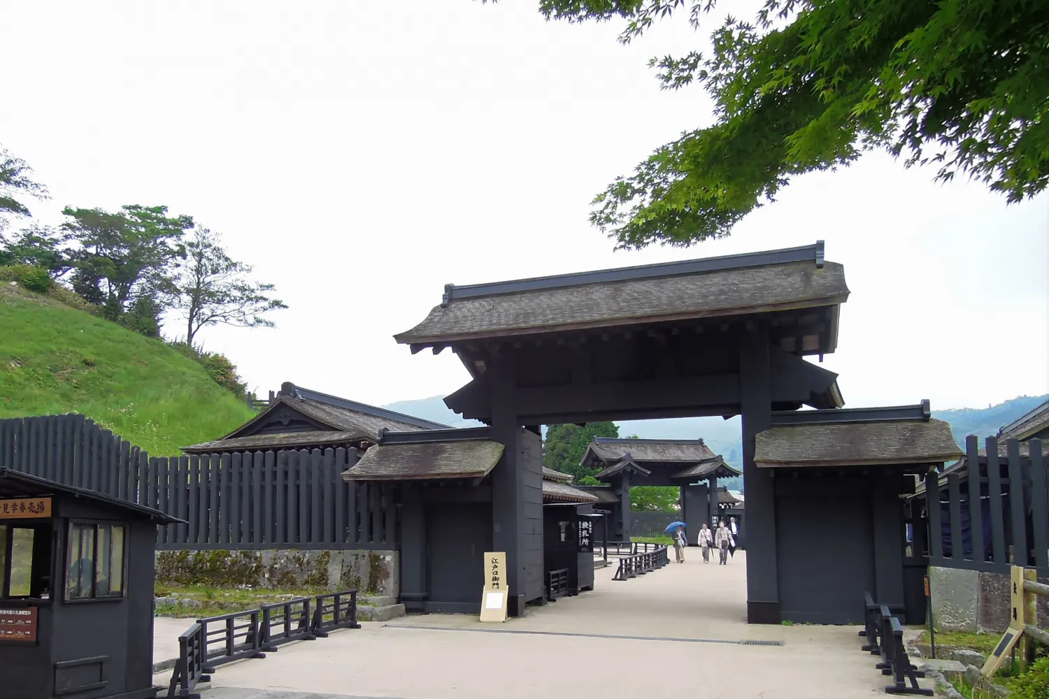 復元された箱根関所の江戸口御門