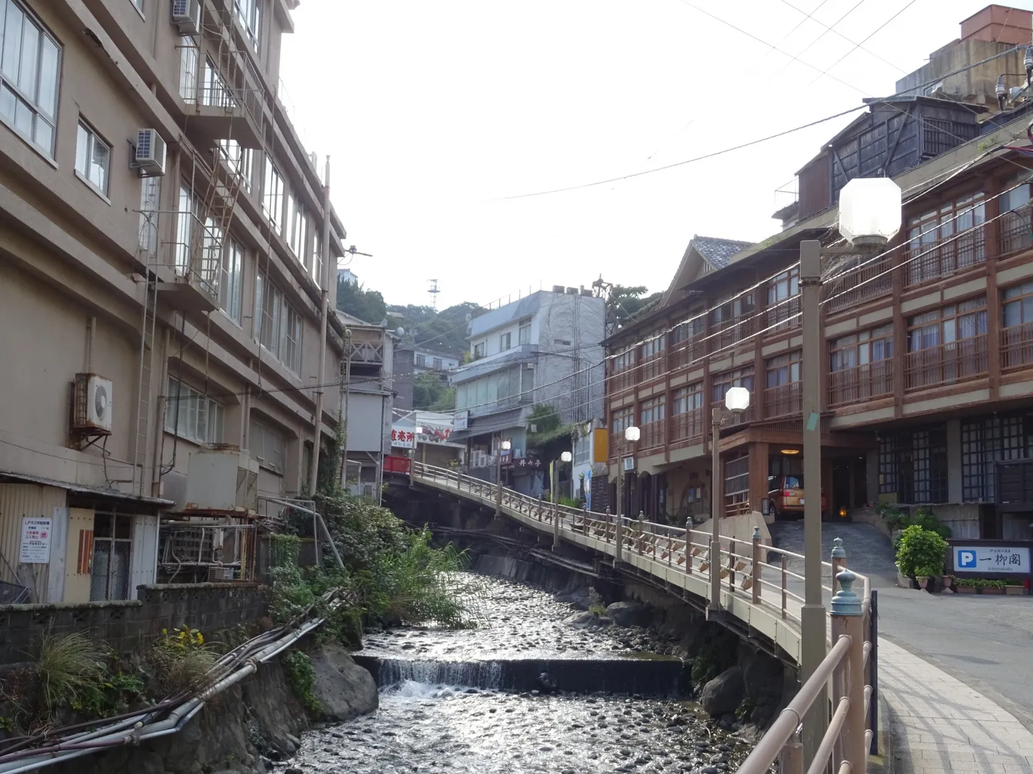 熱川温泉街の街並み