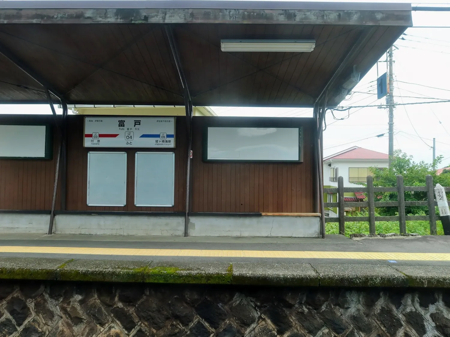 伊豆急行線・富戸駅のホーム