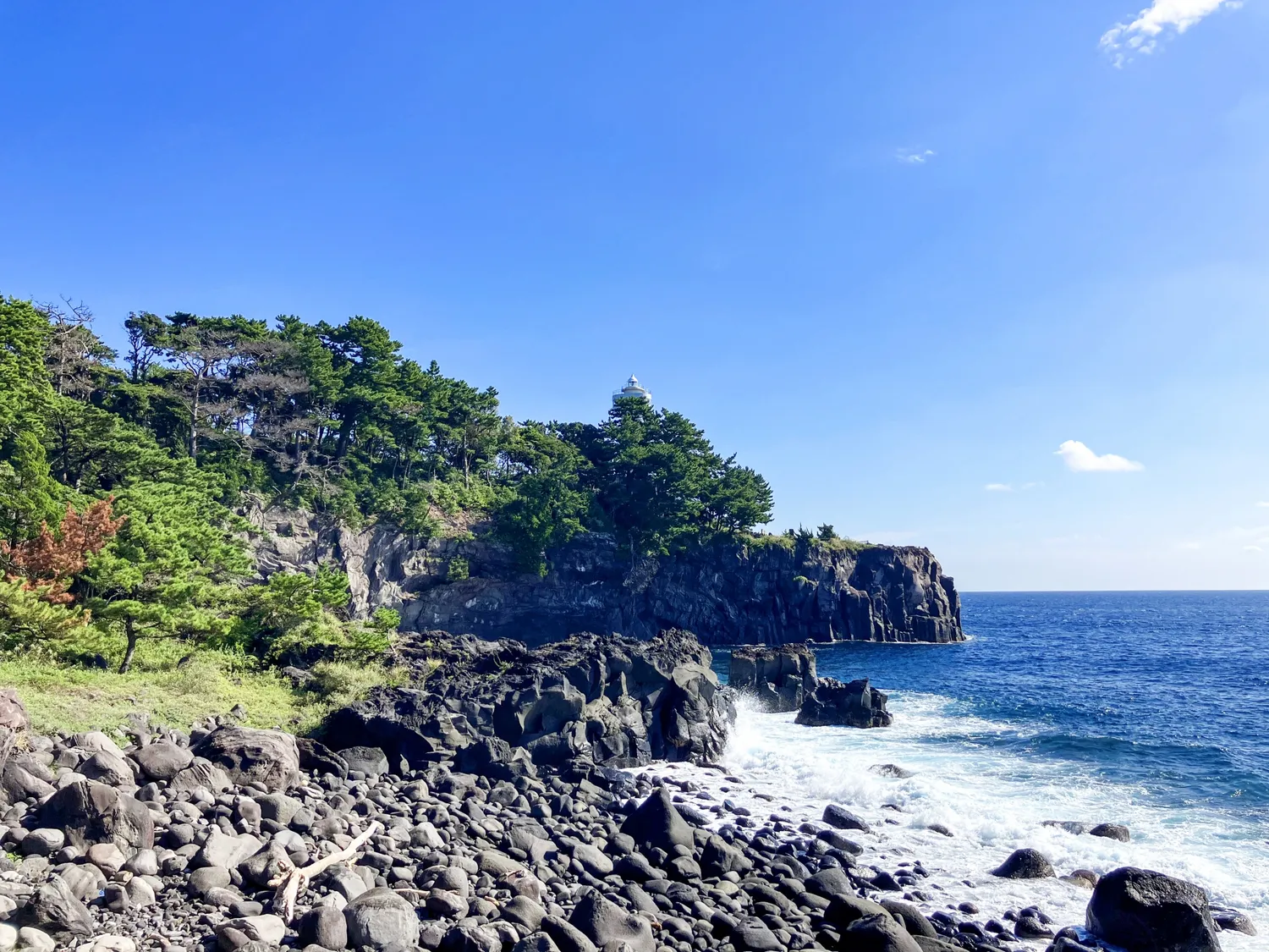 城ヶ崎海岸の断崖と門脇埼灯台の絶景